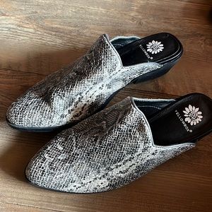 Yellow Box Snake skin Gorgeous Mules